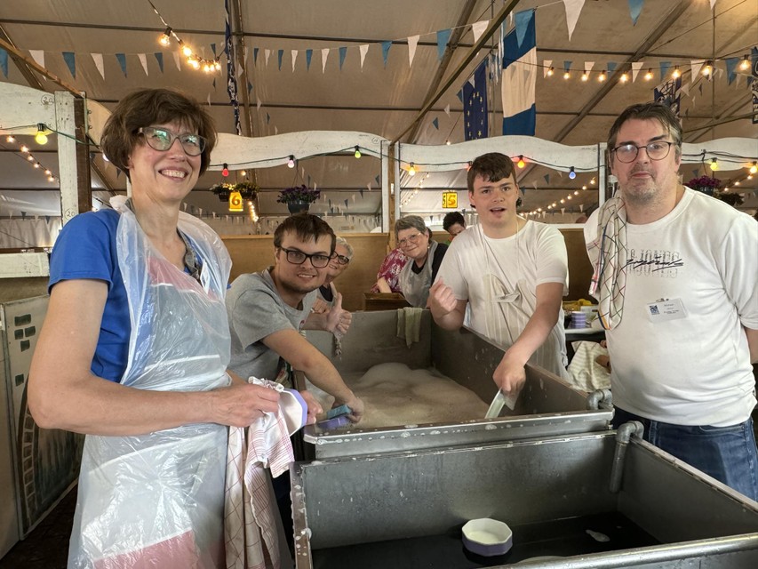 Het afwasteam aan het werk tijdens het Palingfestival.