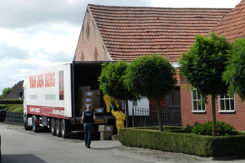 De speurders ontdekten in augustus 2018 aan een boerderij in de Beeksestraat in Meer een vrachtwagen volgeladen met stoffen voor de aanmaak van synthetische drugs. Foto RAM