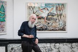 thumbnail: Fred Bervoets bij het portret van zijn dochter, geïnspireerd door een werk van Henri Rousseau.