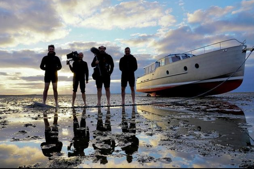 Tom Waes en zijn crew gaan wadlopen bij de Waddeneilanden.
