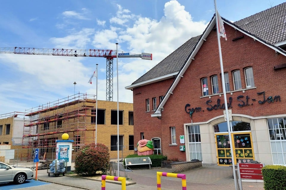 De nieuwe campus wordt gebouwd vlak naast de huidige gemeenteschool in de Kerkstraat, op de plaats waar vroeger het voetbalstadion van KFC Verbroedering Arendonk was. 