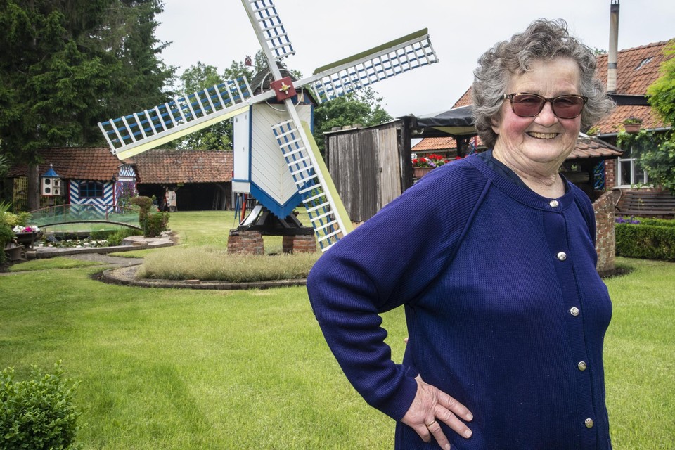 Alice Dierckx in de tuin bij de molen van haar man Laurent Van Der Moeren.