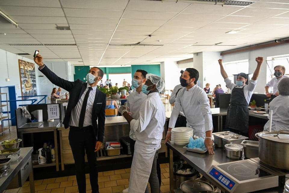 Staatssecretaris Mahdi () sprak met topchef Seppe Nobels () in zijn pop-uprestaurant Instroom in Antwerpen over werken met nieuwkomers en vluchtelingen.