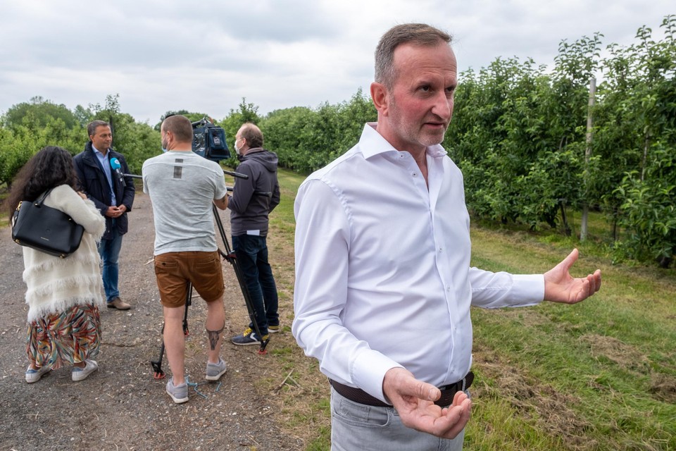 Fruitkweker Frans Verhelst uit Zwijndrecht vraagt en krijgt in zijn boomgaard ruggensteun van Open Vld-voorzitter Egbert Lachaert.