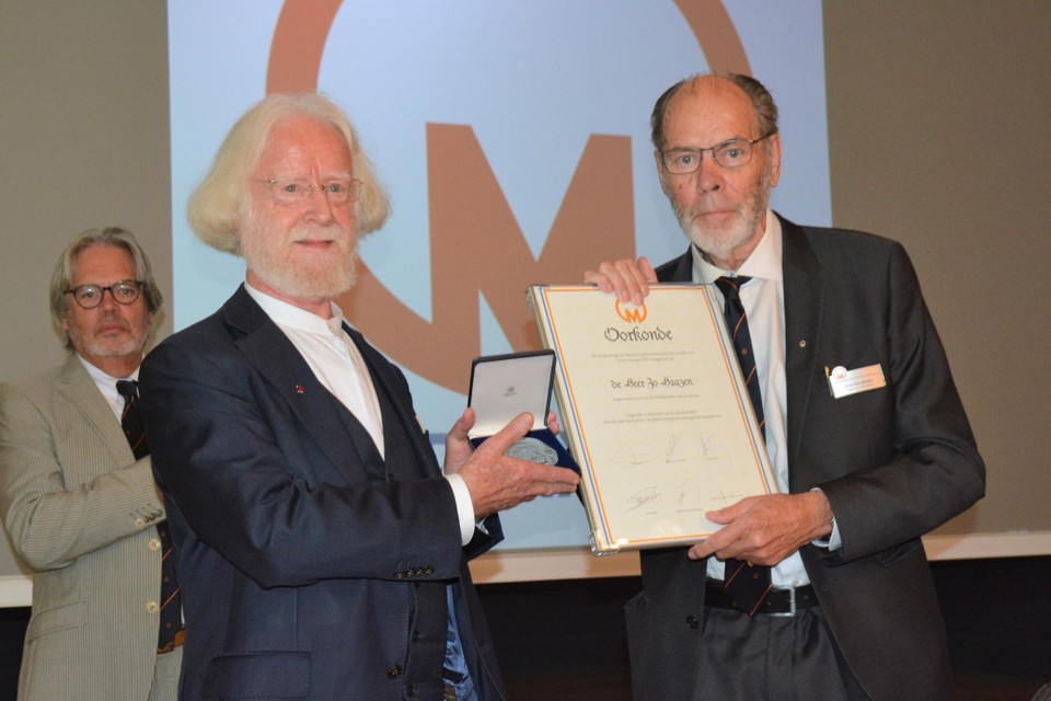 Jo Haazen (links) kreeg de erepenning uit handen van Marnixring-voorzitter Dirk Van Besien.