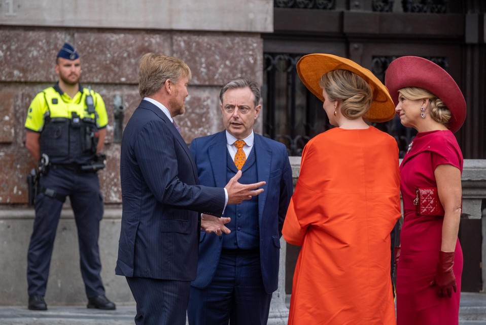 De Antwerpse burgemeester Bart De Wever, met oranje stropdas, ontving de twee koningsparen op het Schoon Verdiep van het stadhuis. “In Nederland zouden ze mooie etage zeggen.”