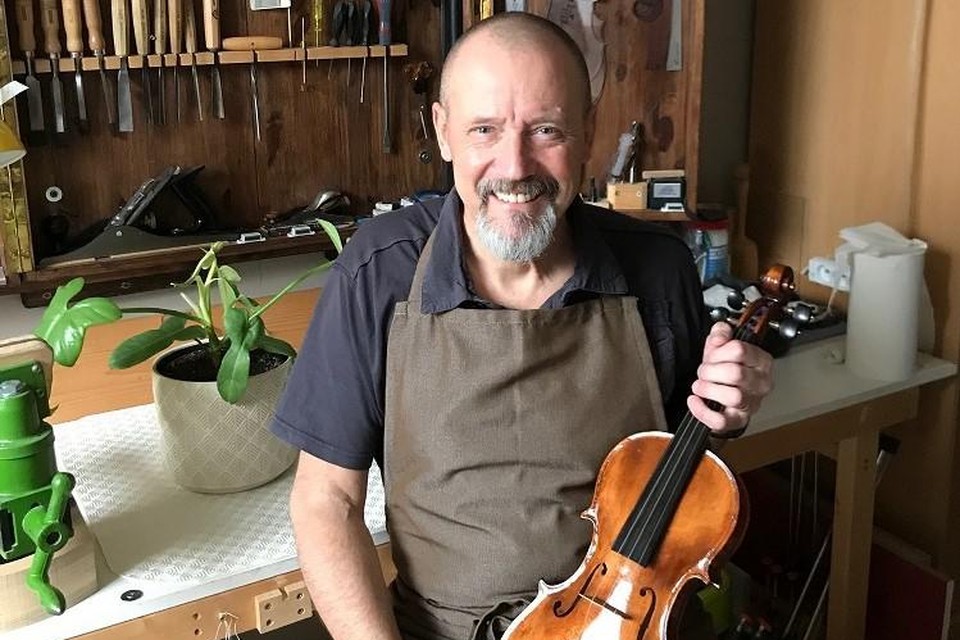 Willy in zijn atelier thuis met een van zijn zelfgemaakte violen. “Aan een viool ben je al snel 300 uur bezig.”