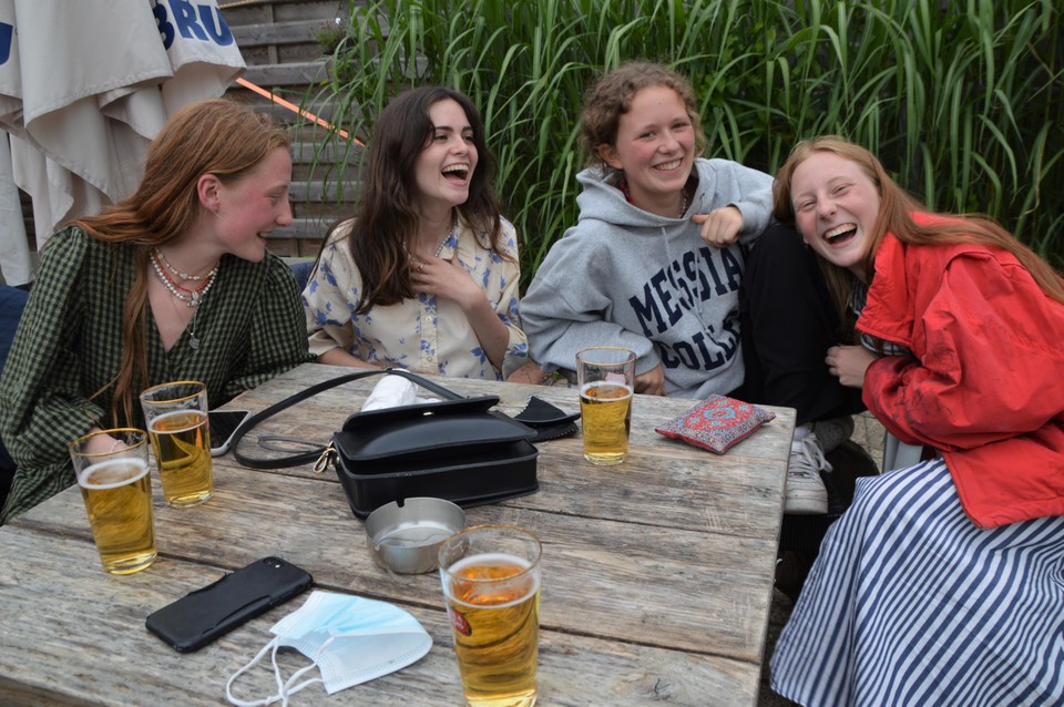 Marie (17), Julie (17), Michelle (17) en Olivia (17) snakken naar een normale vakantie.
