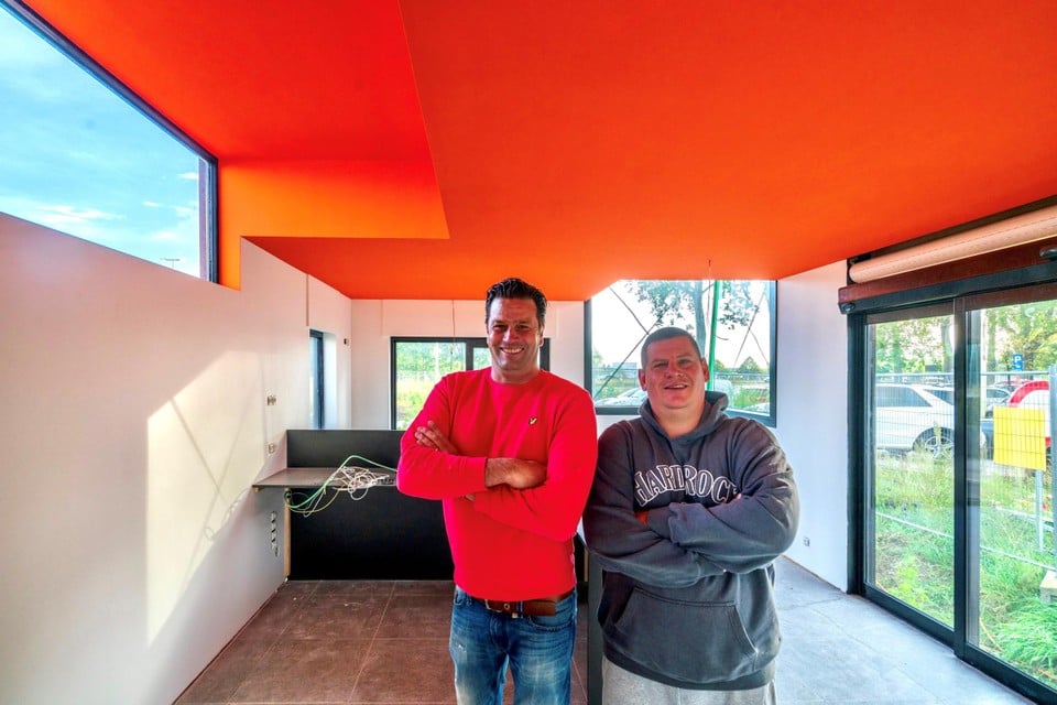 Gerrit Lekeu en zijn trouwe medewerker Kurt Grimmer in de nieuwe frituur.  