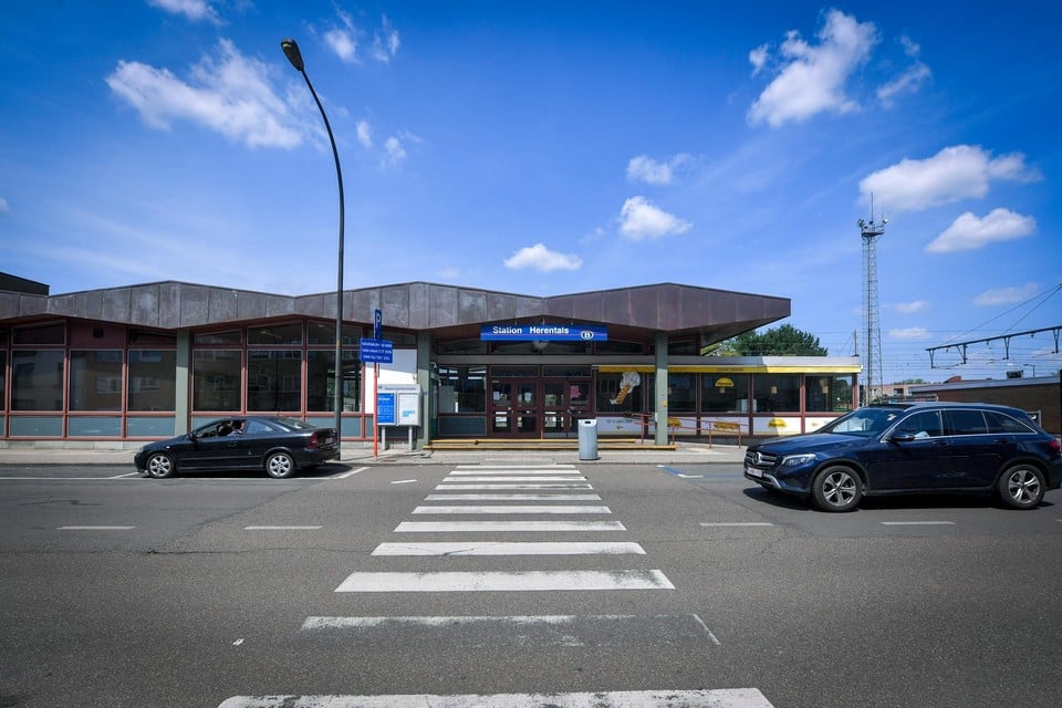 Een vrouw die in januari twee jongeren aan het station van Herentals opvang aanbood, werd zelf beroofd.