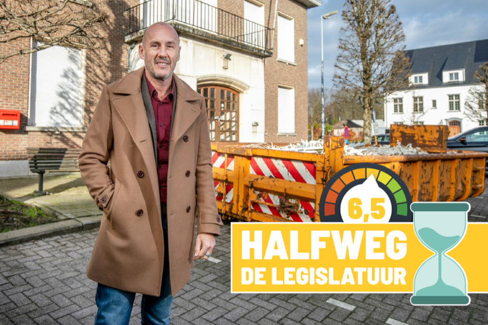 Burgemeester Peter Gysbrechts (Lijst Burgemeester) aan het oude gemeentehuis van Beerzel. Dat moet deze legislatuur nog een herbestemming ten dienste van de gemeenschap krijgen.