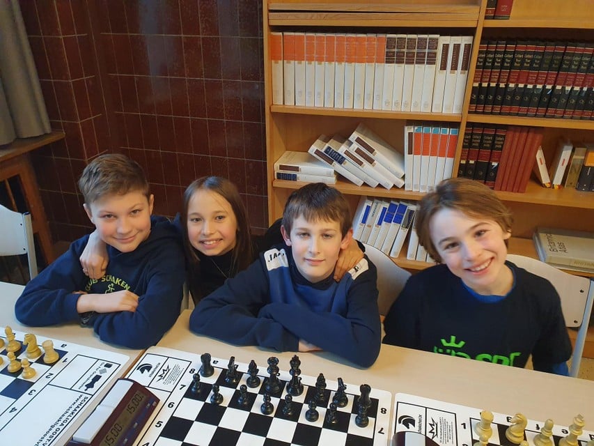 SPT-leerlingen Kristian Toroptsev, Yesenia Lukin, Odilon Seyns en Jonathan Van Heinsbergen zijn trots op de Vlaamse titel.