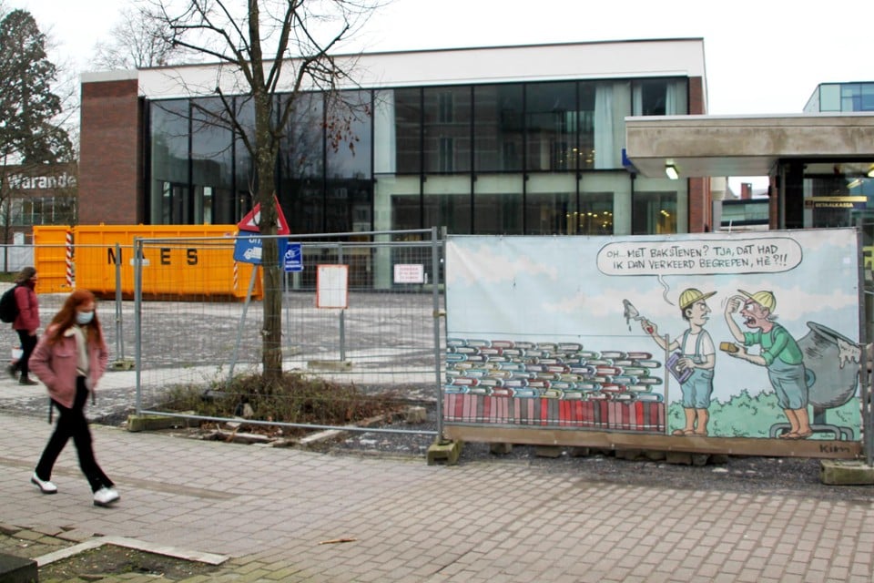 Niet het foutieve gebruik van bouwmaterialen zoals op het werfdoek, wel de coronacrisis duwt de heropening van de bibliotheek nog wat vooruit.