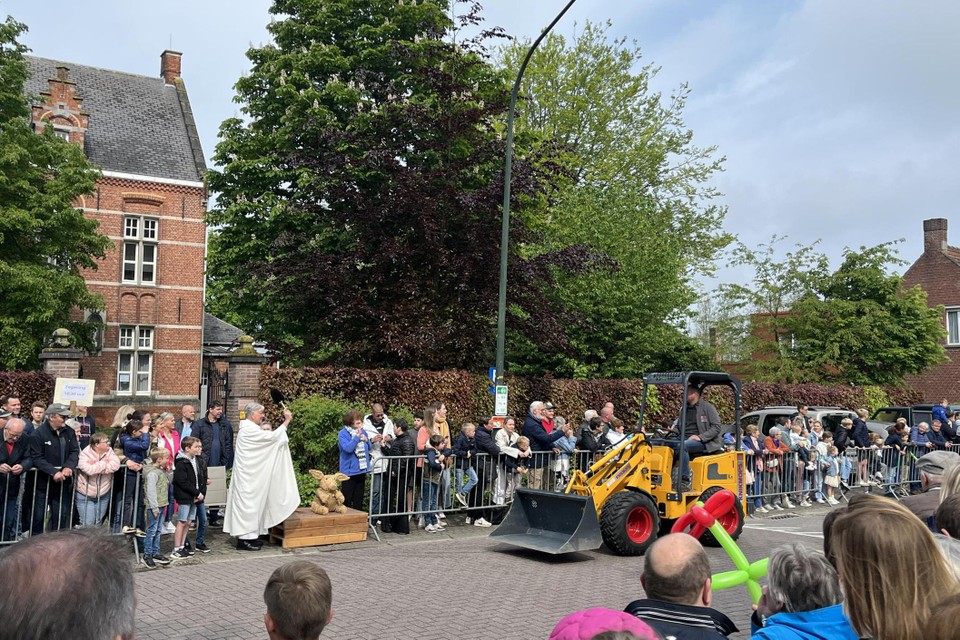 Priester Paul Sas zegende in Vlimmeren naast dieren ook tractoren.