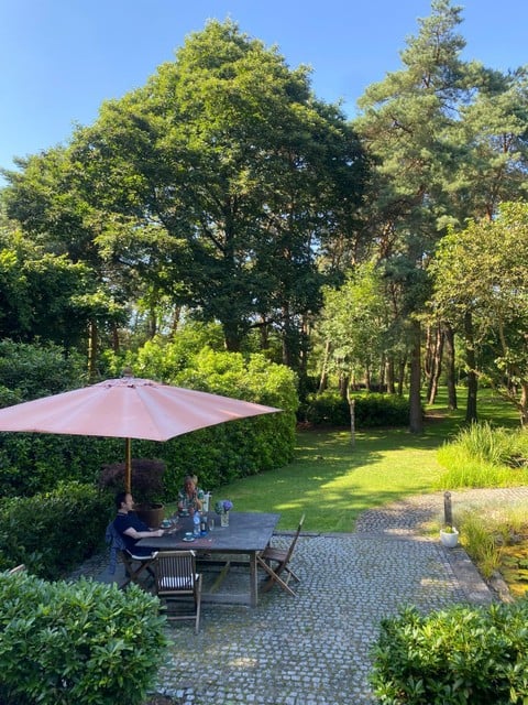 In de tuin van een van zijn beste vrienden, waar hij traditiegetrouw elke zomer kwam housesitten.