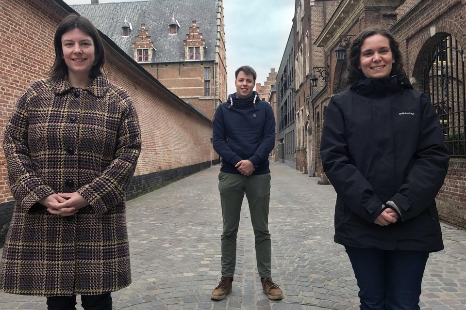 Renovatiecoaches Evelien Impens, Joost Crauwels en Lien Berben begeleiden gezinnen bij een renovatie.