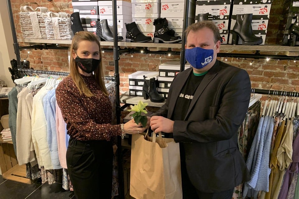 Sindi Teugels (40) van de handelszaak Infinity Fashion krijgt als ‘lokale held’ een pakket van Kenneth Rumes van de vzw De Vlinder.
