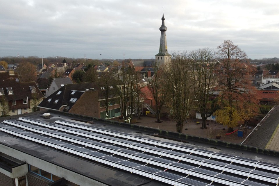 De zonnepanelen op de gemeentelijke basisschool De Driehoek in Oelegem