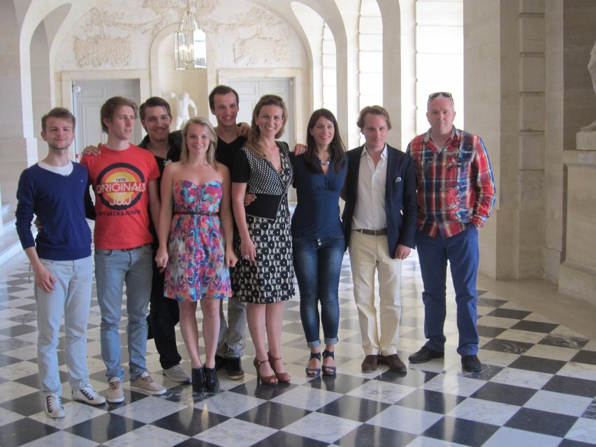 Prins Simon, tweede van rechts, met de hoofdcast van ‘Marie-Antoinette’ in het kasteel van Versailles.