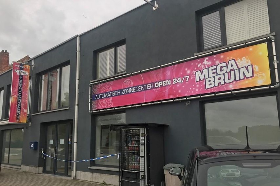 Na de inbraak sloot de politie de toegang van het zonnecenter af voor het sporenonderzoek.