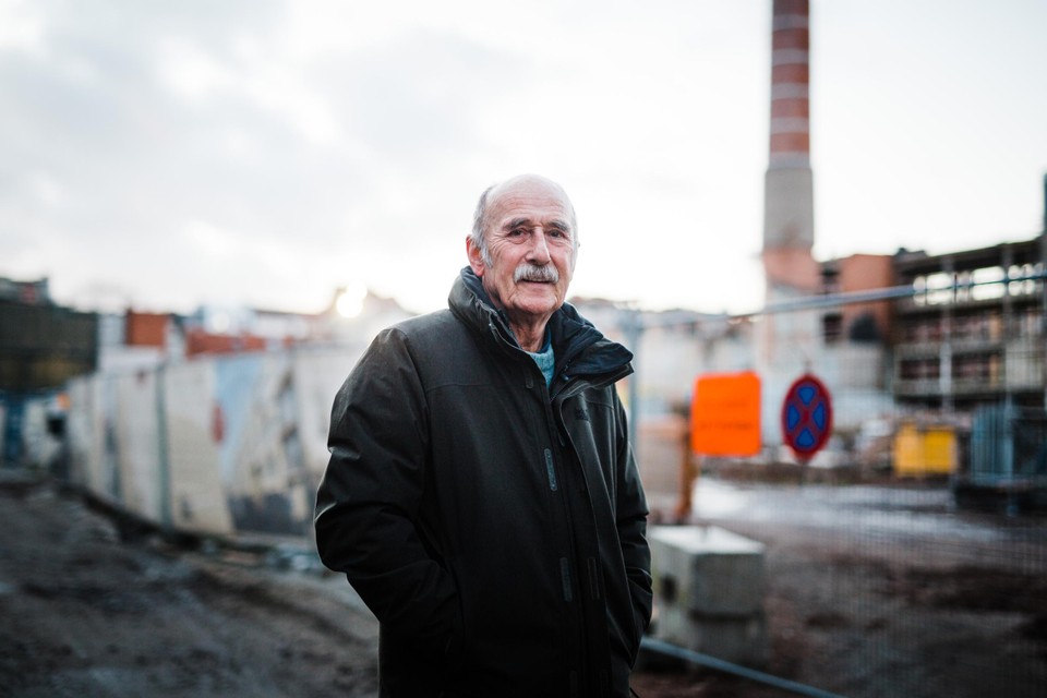 Herman Van Deuren op de site van de voormalige wasserij in Berchem waar hij en zijn vrouw hun intrek zullen nemen in een van de woonunits. 