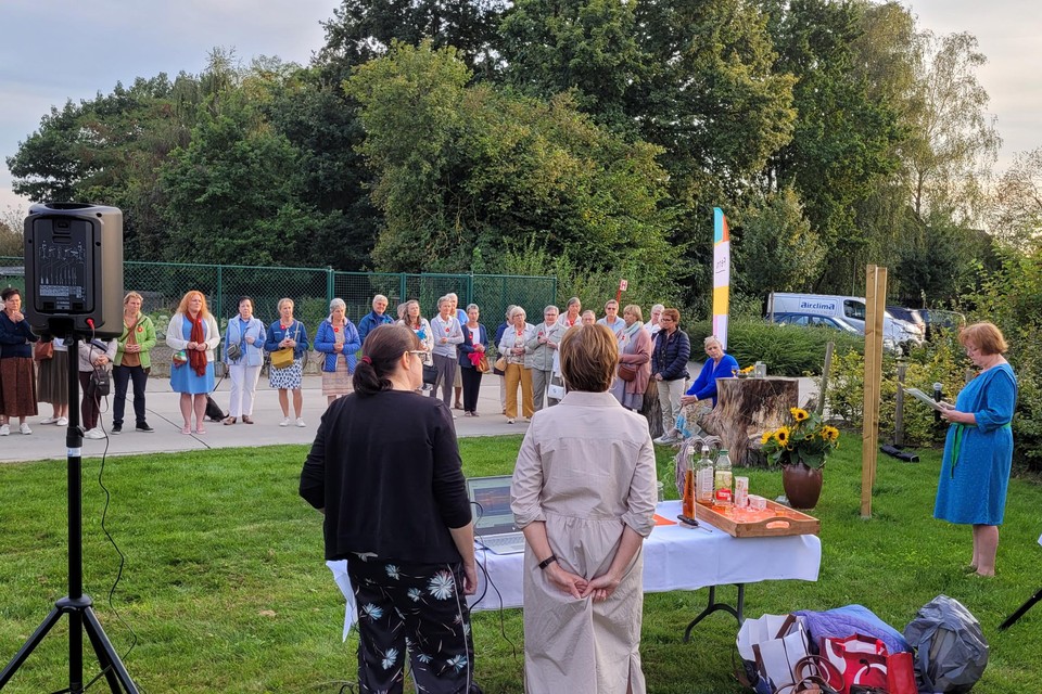 Lea Verschueren kondigt de opening van de troostplek aan.
