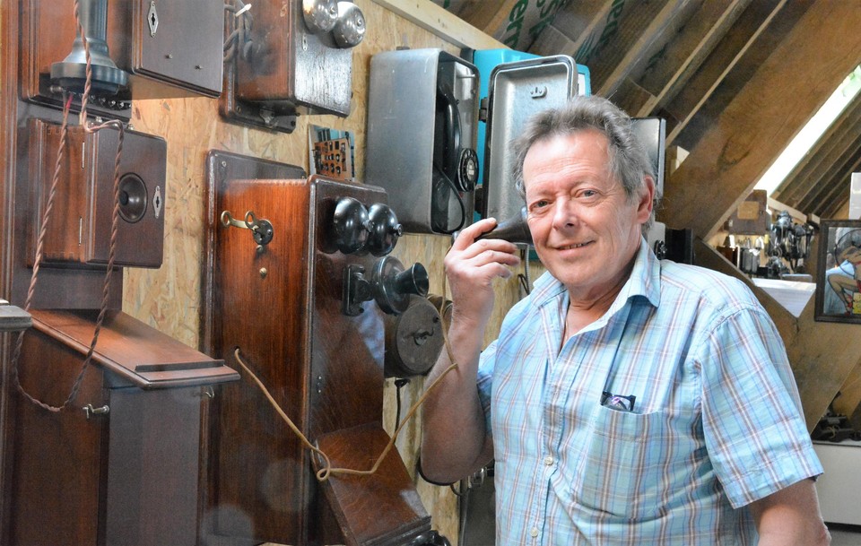 Michel telefoneert met een 19de-eeuws toestel. Het was bestemd voor de Amerikaanse markt, wat blijkt uit de zwarte bellen. 