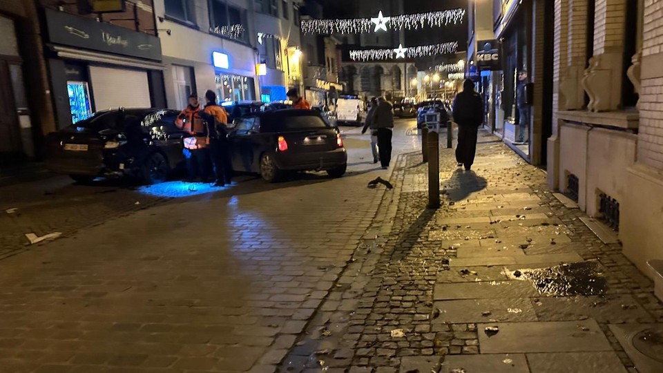 De politie inspecteerde de Mini in de Kerkstraat in het centrum van Londerzeel. De bestuurder vluchtte te voet weg en is voorlopig spoorloos.