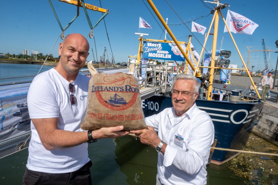 Wim Van der Borght en mosselambassadeur Piet Gommers met de eerste mosselen voor kotter YE-100. 