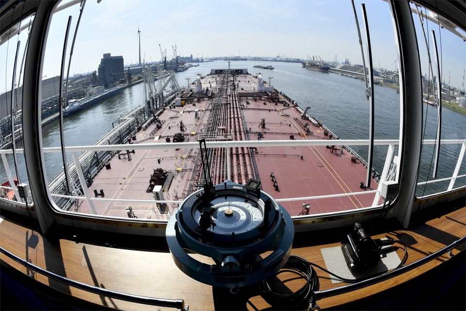 De Cap Quebec ligt afgemeerd in het Antwerps Kanaaldok: 52 miljoen euro, maar voor Euronav veeleer een ‘kleine’ tanker. 