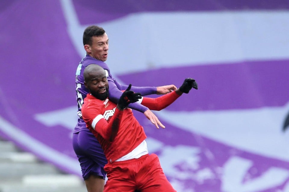 Radic houdt Lamkel Zé af tijdens de derby.