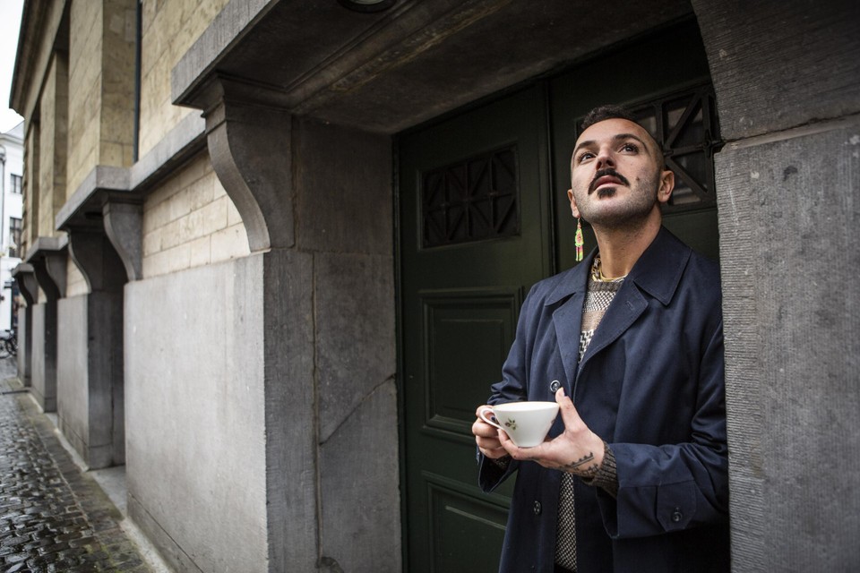 Theatermaker Jaouad Alloul aan een van de zij-ingangen van de Bourla, waar het publiek voor Venus in Libra wordt welkom geheten. 