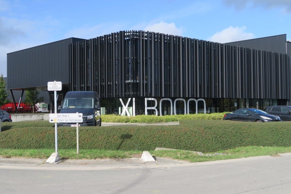 Hier vindt de stockverkoop van Extra Large plaats, bij XLBoom in het industriepark Den Hoek tussen Merksemsebaan en Houtlaan in Wijnegem. 