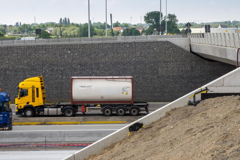 De kluifrotonde aan Waaslandhaven-Oost is gebouwd op vervuilde PFOS-grond: “Veilig en duurzaam voor minstens honderd jaar”, zegt de CEO van Lantis Luc Hellemans.