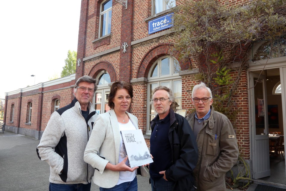 Naar aanleiding van het twintigjarig bestaan van Tracé in 2017 zetten Dirk Van Tongerlo (links), Ina Borgers, Stef Van Eyck en Ivan Janssens de geschiedenis van het cultuurstation op papier. 