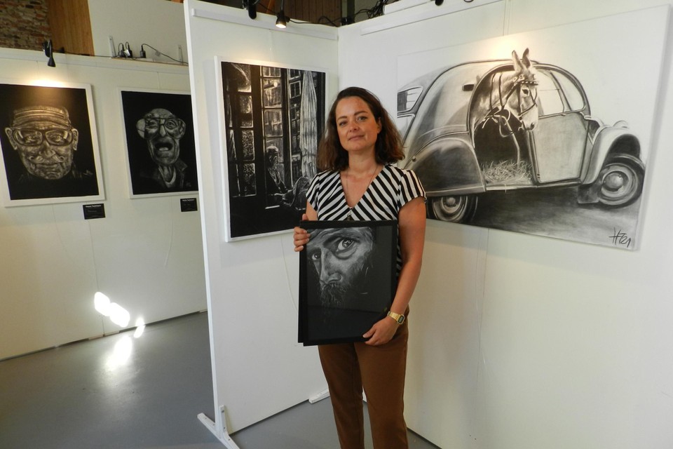 Hanne Tuytelaers stelt voor de eerste keer haar kunstwerken tentoon. 
