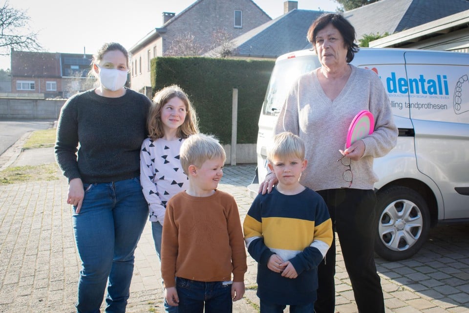 Buurtbewoners Lindsay (links) en Chris (rechts) uit de Klokkenlaan, met centraal Amber, Noah en Laurens. Ze zien de testopstelling wel zitten.