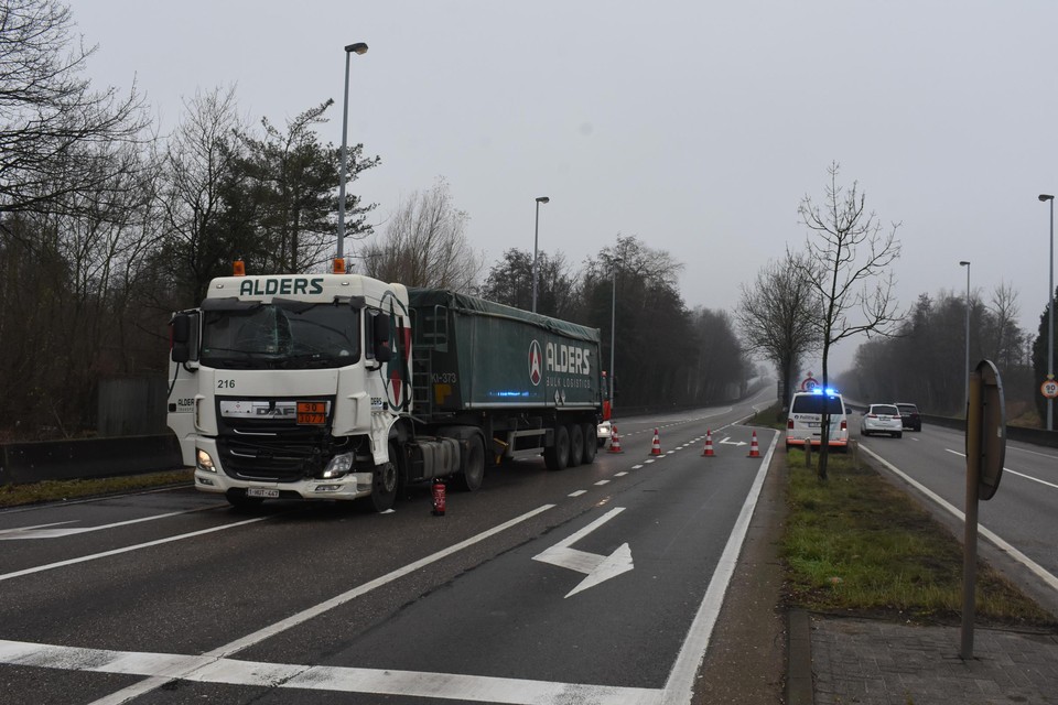 Een deel van de Zuiderring was maandagnamiddag afgesloten tot de vrachtwagen kon worden getakeld.