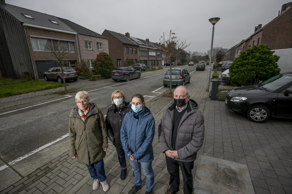 Gilberte Versonnen, Annemie Van Bellinghen, Evi Van Gaever en Vic Heirweg en hun buren zijn het sluipverkeer beu. 