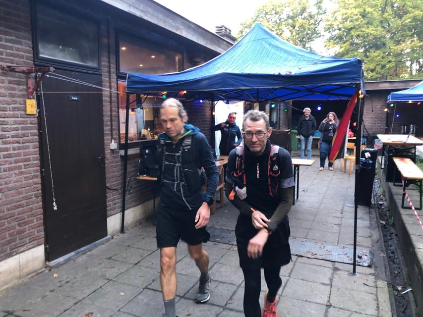 Merijn Geerts (links) en Ivo Steyaert hebben het wereldrecord backyard lopen verpulverd. Ze liepen sinds zaterdagmiddag in De Hoge Rielen in Lichtaart (Kasterlee) bijna onafgebroken meer dan 90 ronden van telkens 6,7 kilometer lang. 