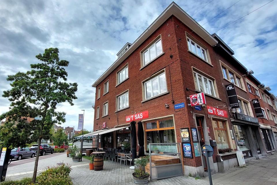 De feiten speelden zich zes jaar geleden af in café ’t Sas in de Hanswijkstraat.