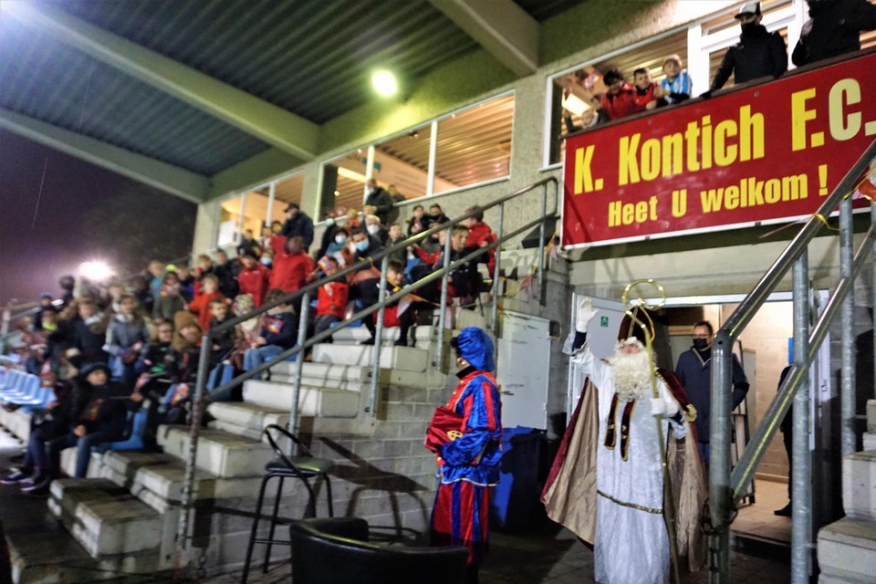 Sinterklaas komt aan op K. Kontich FC. Het feestje vindt plaats in de tribune. 