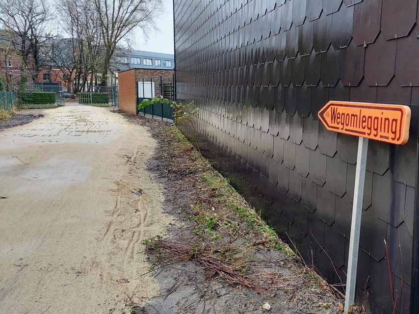 Voor de schoolkinderen en hun ouders is een noodverbinding opengesteld via het braakliggend perceel nabij fietsenwinkel ENC en de voetgangersbrug over de Wamp.