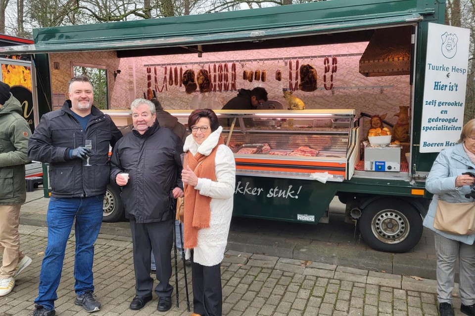Arthur ‘Tuur Hesp’ Goris (midden) en zijn vrouw Liliane Lievens komen overnemer Kenny Sterckx een hart onder de riem steken bij de doorstart van het marktkraam Tuurke Hesp.