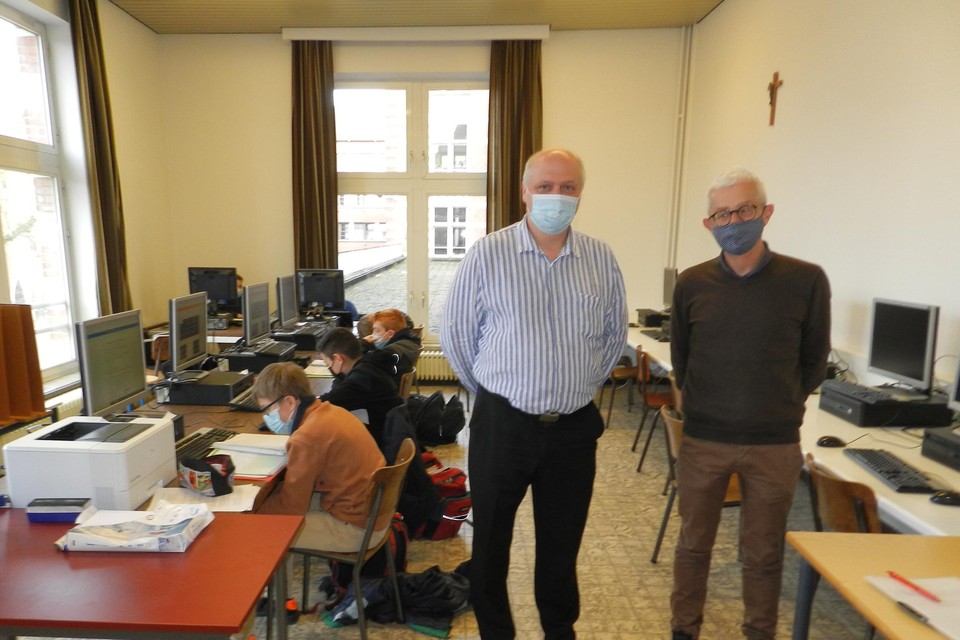 Jeugdcoördinator Rudi Schouppe van HVV en internaatsdirecteur Rik Boutsen in de studieruimte voor de sportende leerlingen.