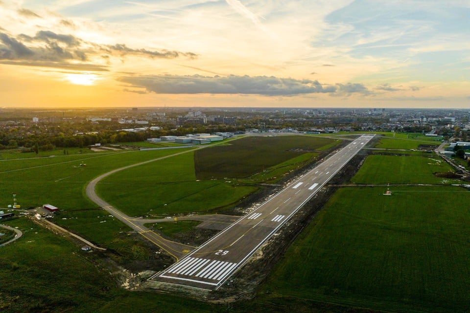 De vernieuwde start- en landingsbaan op Antwerp Airport vanuit de lucht gezien. 