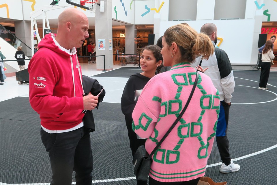 Erwin Stessel legt dit meisje en haar mama de voordelen uit van de SNS-pas
