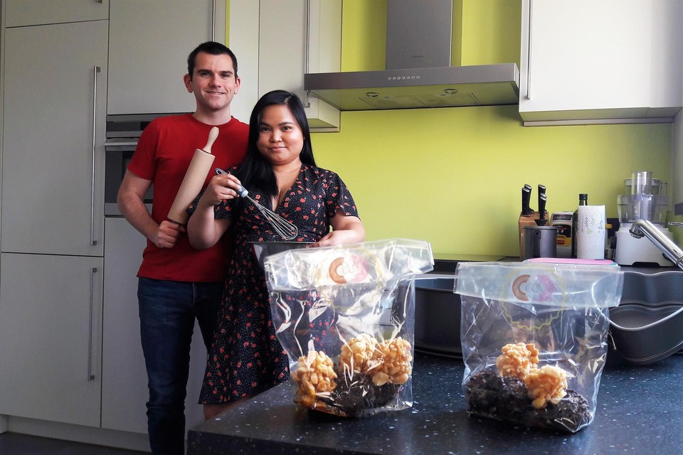 Chris Vesters en ‘Cindy’ Susendy maken met CC Patisserie Indonesische koekjes zoals rambutan en kurma.