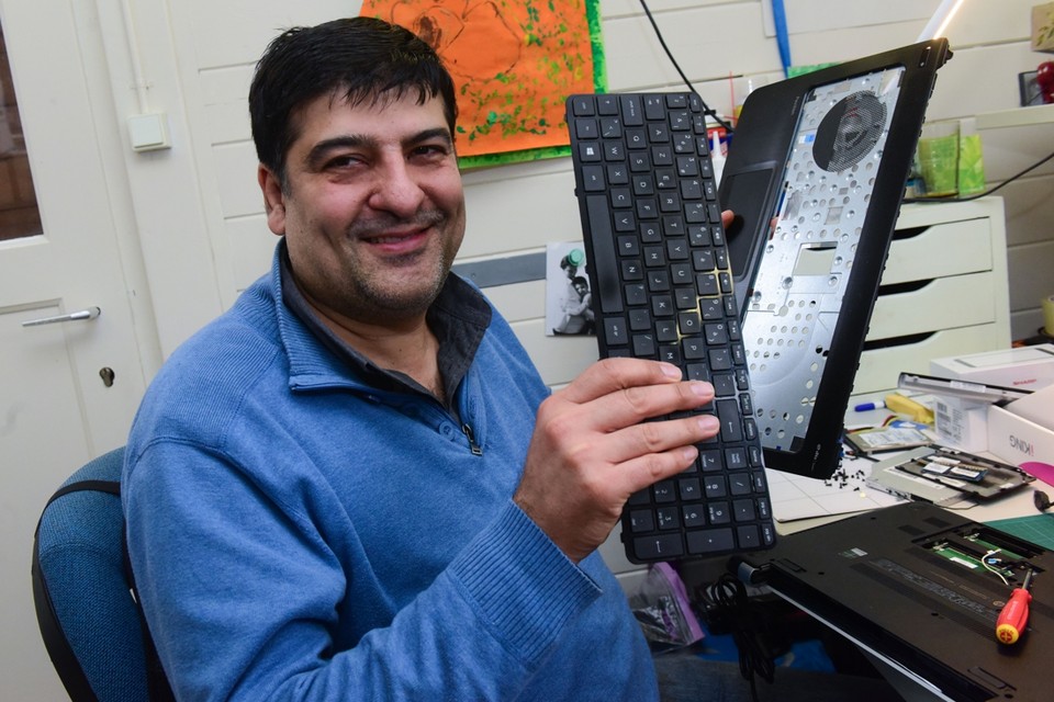 Mehrdad heeft al vijf jaar een computerzaak in Arendonk. 