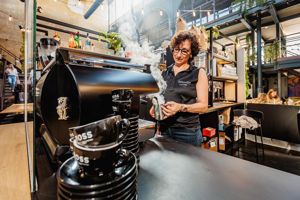 Onderneemster Sabrina Vanden Abeel is druk in de weer in haar koffiebar in De Vleeshalle.  